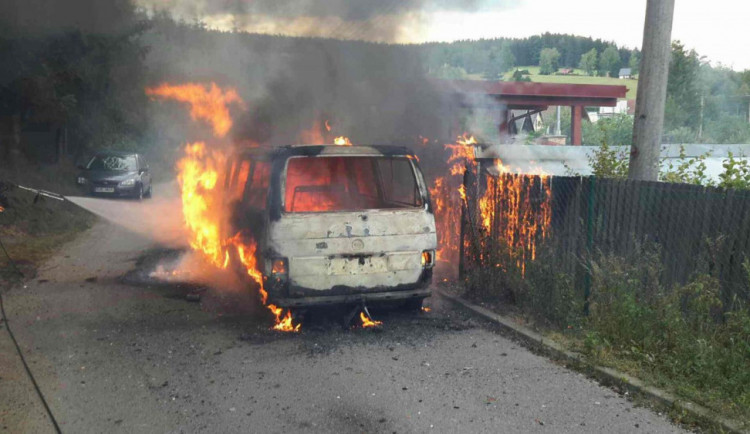V Rantířově hořela dodávka s garáží. Škoda se vyšplhala na osmdesát tisíc korun
