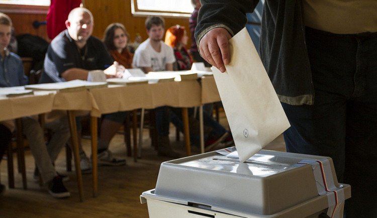 Okrskoví volební komisaři dostanou přidáno