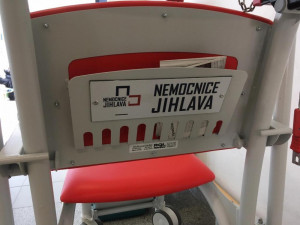 V jihlavské nemocnici nabízí k zapůjčení nové invalidní vozíky. Na desetikorunovou zálohu