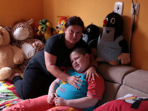 Matka sama pečuje o syna s autismem. Nyní jim hrozí, že přijdou o střechu nad hlavou
