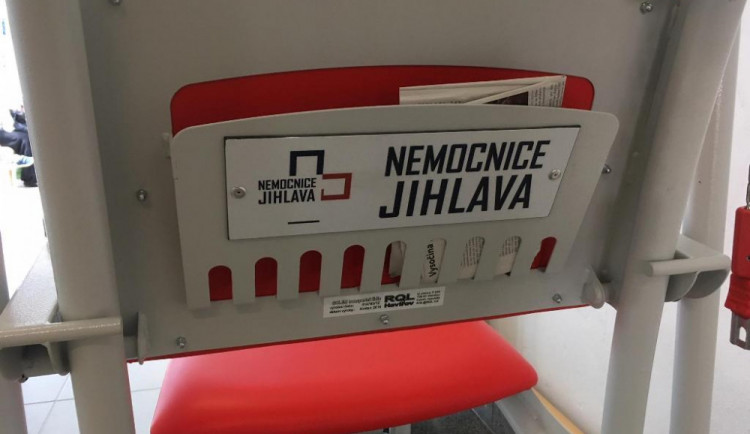 V jihlavské nemocnici nabízí k zapůjčení nové invalidní vozíky. Na desetikorunovou zálohu