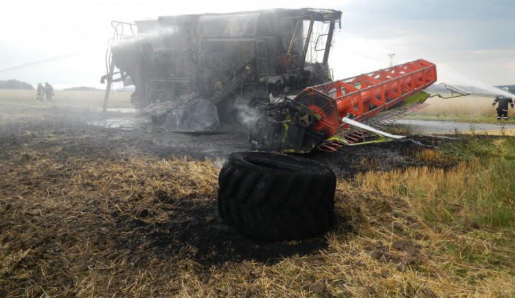 Škoda po požáru kombajnu u Rancířova se vyšplhala na několik milionů