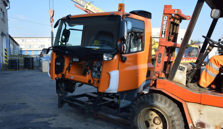 FOTO: Studenti třebíčské průmyslovky postaví novou Tatru. První díly jsou už předány
