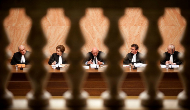 Předseda Ústavníhou soudu Pavel Rychetský (uprostřed)