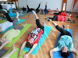 FOTO: Senioři z Vysočiny si užívají letní tábor. Mají ranní rozcvičky, ale myslí i na odpočinek