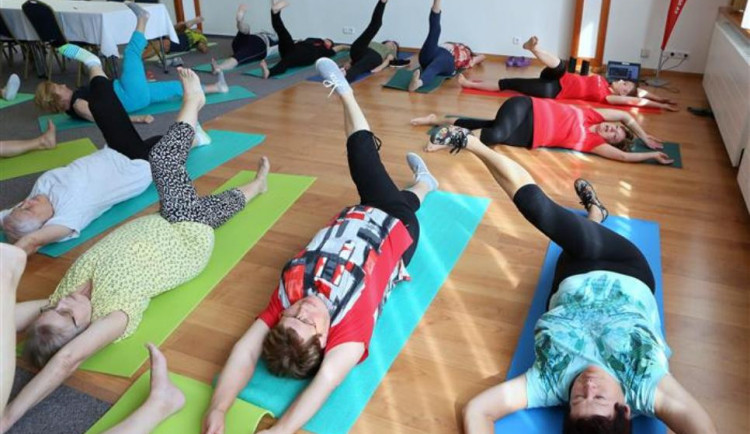 Senioři z Vysočiny si užívají letní tábor. Mají ranní rozcvičky, ale myslí i na odpočinek