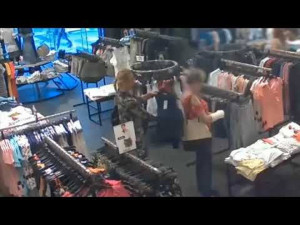 VIDEO: Zákaznice City Parku přišla o peněženku. Policisté hledají zlodějku na záznamu