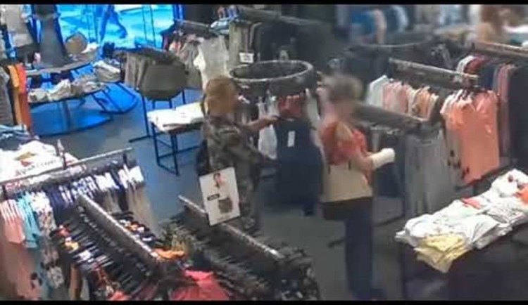 Zákaznice City Parku přišla o peněženku. Policisté hledají zlodějku na záznamu