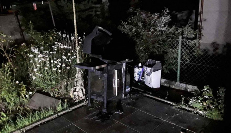 Na zahradě rodinného domu hořel gril. Jeden člověk se popálil