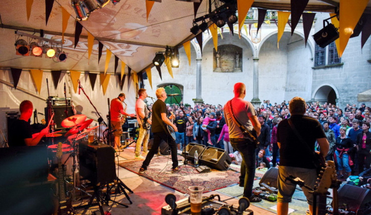 Prázdniny v Telči startují. Už o víkendu zahrají Tata Bojs nebo Mišík