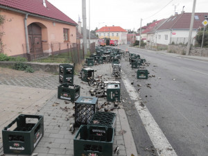 FOTO: Na silnici se během nehody vysypaly přepravky s pivem. Škoda je sto tisíc korun