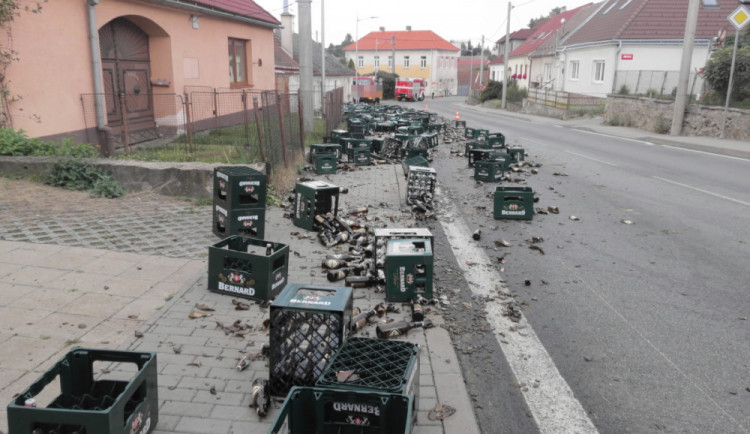 Na silnici se během nehody vysypaly přepravky s pivem. Škoda je sto tisíc korun