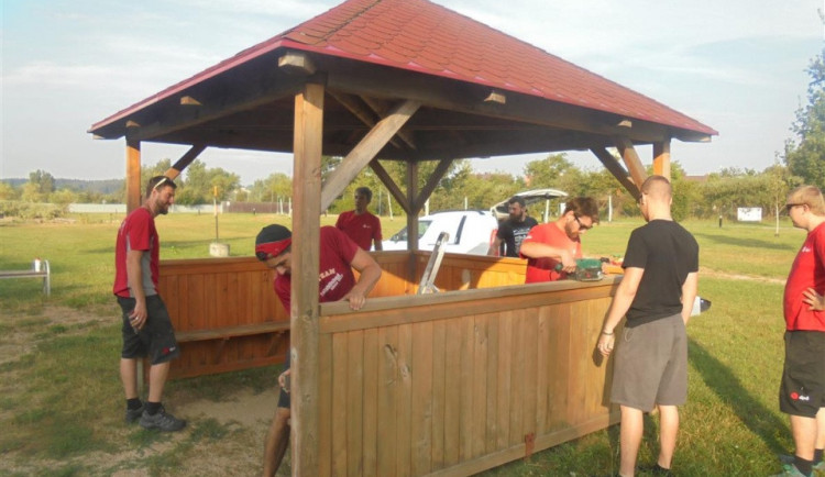 Dobrovolníci opravili altán v parku Nad Tunelem, dočkali se mnoha pochvalných reakcí