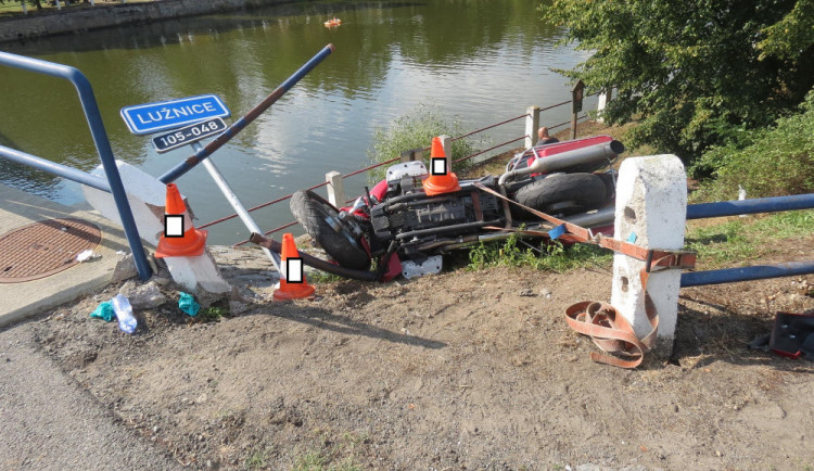 Motorkář nezvládl sjíždění z kopce a i se spolujezdkyní skončil v řece