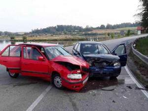 FOTO: Nehoda dvou osobních aut u Náměště nad Oslavou: Výsledkem jsou tři zranění lidé