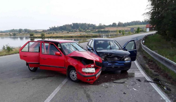 Nehoda dvou osobních aut u Náměště nad Oslavou: Výsledkem jsou tři zranění lidé