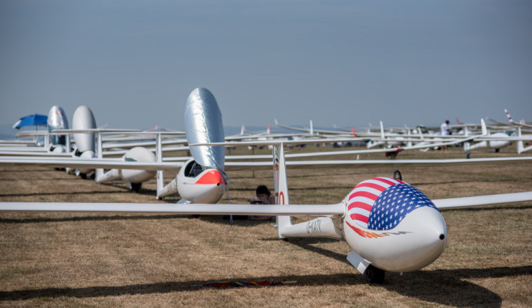VIDEO: Nejlepší světoví plachtaři předvádí své umění a bojují o tituly nad Hosínem