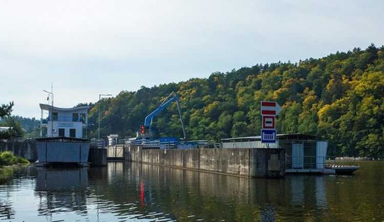 Plavební správa zakázala kvůli suchu proplouvání komory Kořensko