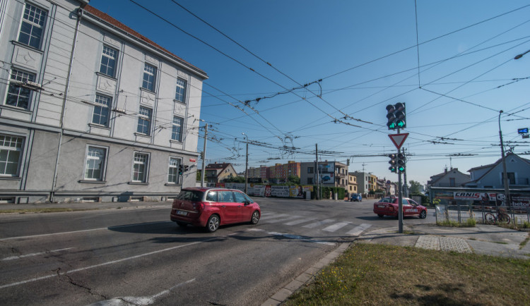 Opravy se budějcká křižovatka ulic O. Nedbala, J. Boreckého a Husovy třídy letos nedočká