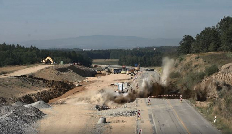 VIDEO: Výbuch a oblak prachu. Stavbaři odstřelovali horninu u budované dálnice D3