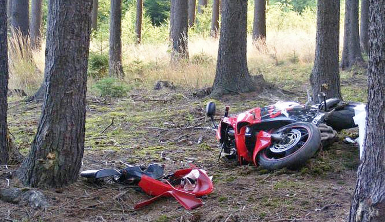 Motorkář zemřel na lesní cestě zřejmě proto, že neměl přilbu