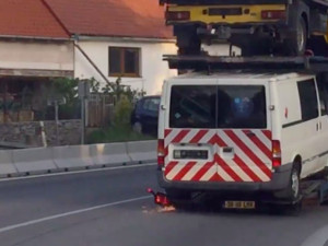 VIDEO: Řidič s naloženým návěsem měl co dělat, aby kolos udržel na silnici. Jízdu ukončil výbuch pneumatiky