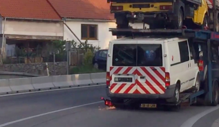 VIDEO: Řidič s naloženým návěsem měl co dělat, aby kolos udržel na silnici. Jízdu ukončil výbuch pneumatiky