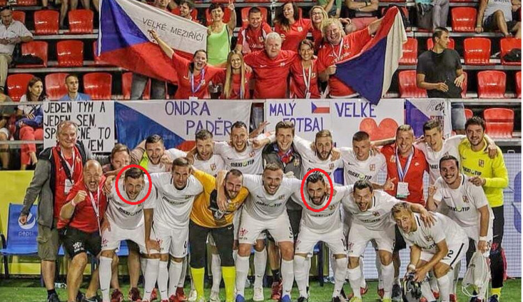 Český vítězný tým, zakroužkovaní jsou reprezentanti z Jihlavy. Vlevo Jakub Göth, vlevo Robin Demeter