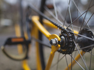 Čtyřicetiletá cyklistka nezvládla brždění na kole a bourala. Skončila v jihlavské nemocnici