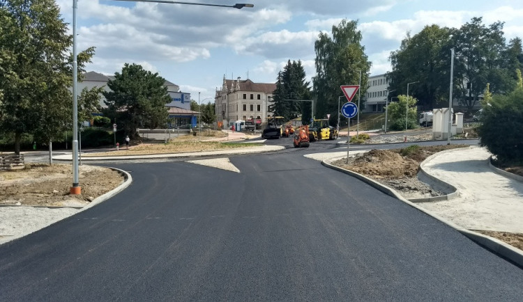 Kruhový objezd několik dní před otevřením