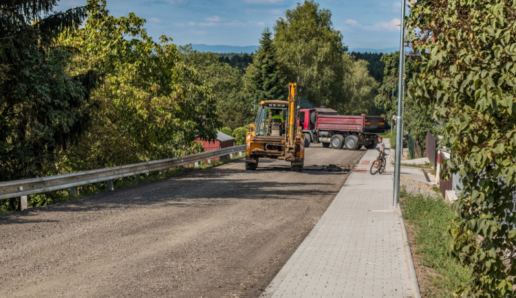 Jsme tu jako v kleci, štve obyvatelku Lhotic. Vesničky u Lišova, kterou svírají opravy silnice