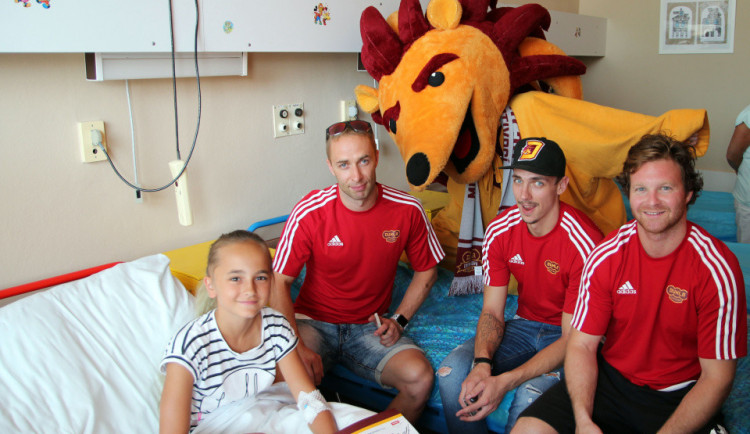 Děti měly z návštěvy hokejistů velkou radost.