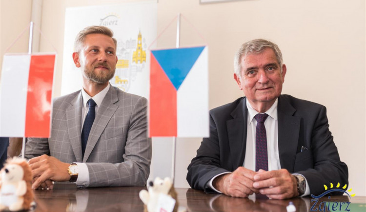 Primátor Zgierzu Przemysław Staniszewski (vlevo) s jihlavským primátorem Rudolfem Chloupkem (vpravo)