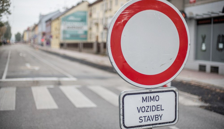 Část Lidické třídy silničáři asfaltují. Úsek mezi křižovatkami s L. B. Schneidera a Papírenskou je uzavřen