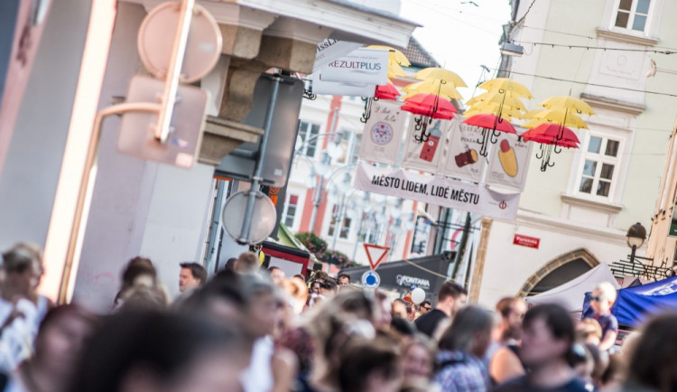 Deštníky v Krajinské budou v barvách české trikolóry, říká produkční festivalu Město lidem, lidé městu