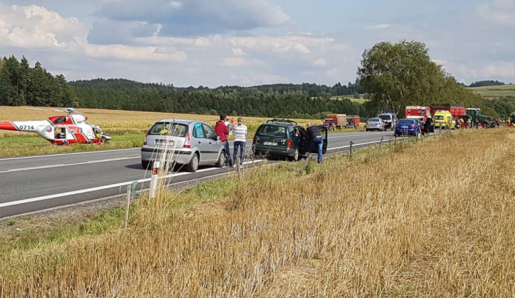 Střet motorkáře s traktoristou: Dva zranění lidé, do nemocnice je transportoval vrtulník