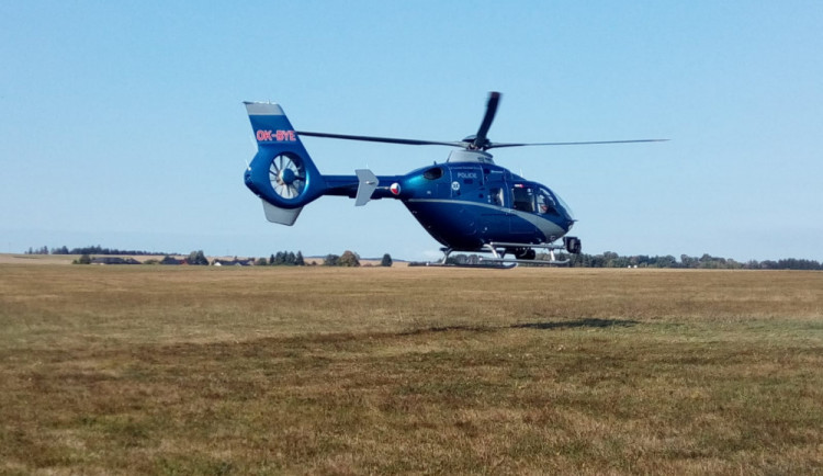 Řidiče nad silnicí I/38 hlídal policejní vrtulník. Během dvou hodin padlo deset pokut