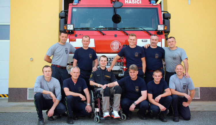Pelhřimovští hasiči chtějí pomoci kolegu Vaškovi, který byl po úrazu upoután na vozík