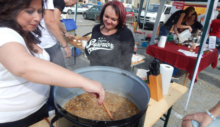 Jihlavské náměstí v sobotu provoní guláš. Nadační fond Šťastná hvězda již potřetí pořádá Gulášfest