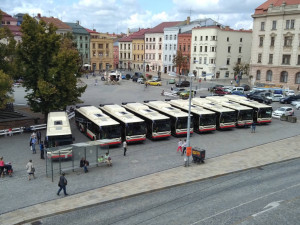FOTO, VIDEO: Jihlavou se bude prohánět devět nových autobusů. Lidé je dnes uvidí na náměstí