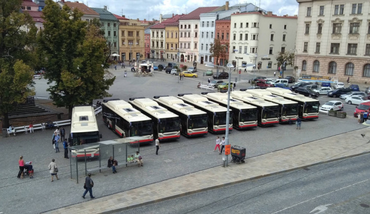 Jihlavou se bude prohánět devět nových autobusů. Lidé je dnes uvidí na náměstí