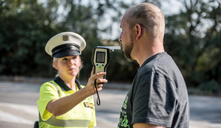 VIDEO/FOTO: Jihočeští policisté rozdávali střízlivým řidičům nealko pivo