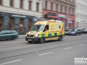 Motorkářka nezvládla řízení, narazila do značky a těžce se zranila. Na místě zasahoval vrtulník