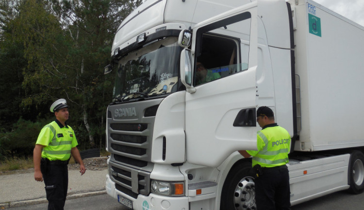 FOTO: Policisté na dálnici D1 kontrolovali řidiče. Nasazen byl také vrtulník