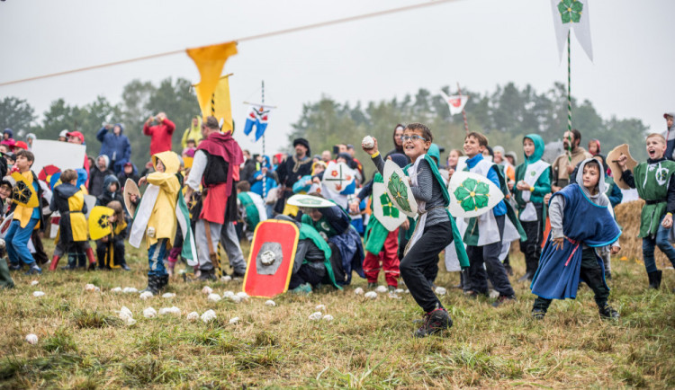 VIDEO/FOTO: Malí rytíři dobývali i bránili hrad u Borovan. Slamburk pak tradičně lehl popelem