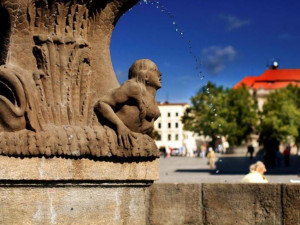 Neptunova kašna na jihlavském náměstí bude po nutné opravě opět napuštěna vodou