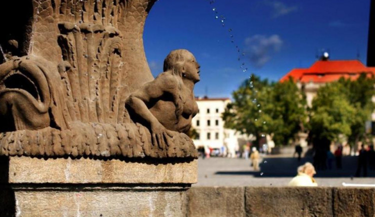 Neptunova kašna na jihlavském náměstí bude po nutné opravě opět napuštěna vodou