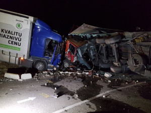 FOTO: Na výjezdu z Brodu bouralo pět aut. Těžce zraněný řidič skončil v brněnské nemocnici