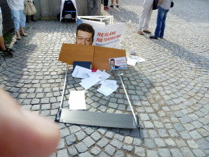 ANKETA: Zastupitel Tomanec v sobotu poničil petiční stánek SPD. Máte pro jeho reakci pochopení?