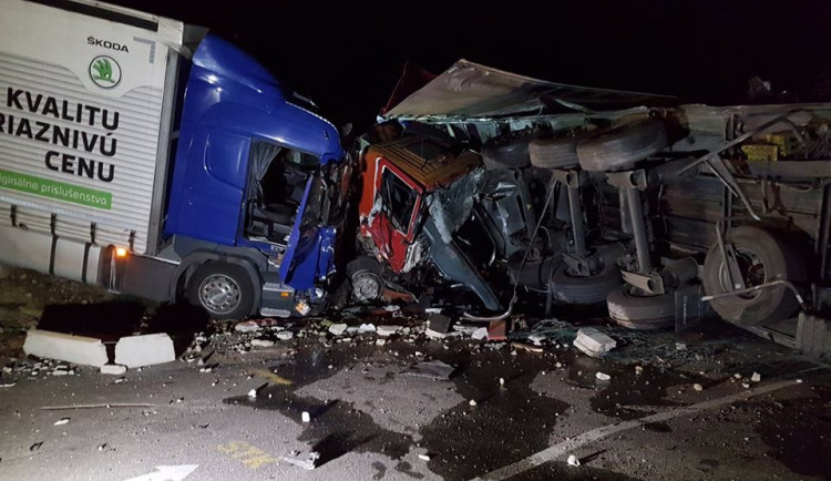 Na výjezdu z Brodu bouralo pět aut. Těžce zraněný řidič skončil v brněnské nemocnici